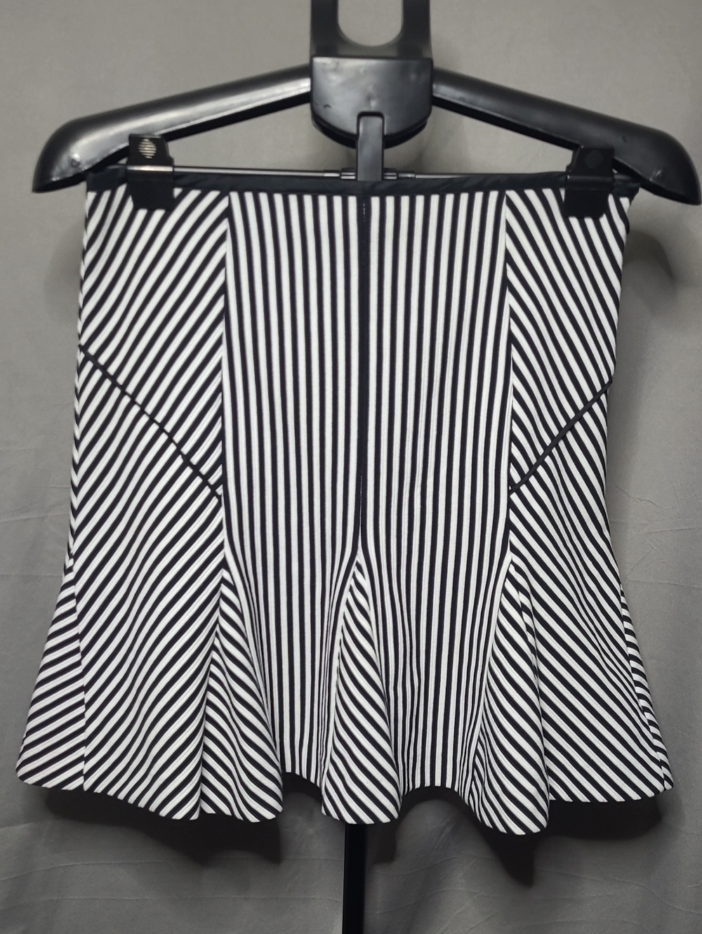 Banana Republic Black White Striped Chevron Stripe A-Line Pleated Skirt